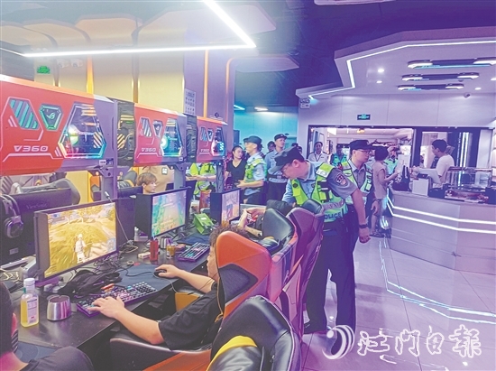 行動中，警方對重點(diǎn)場所開展檢查。