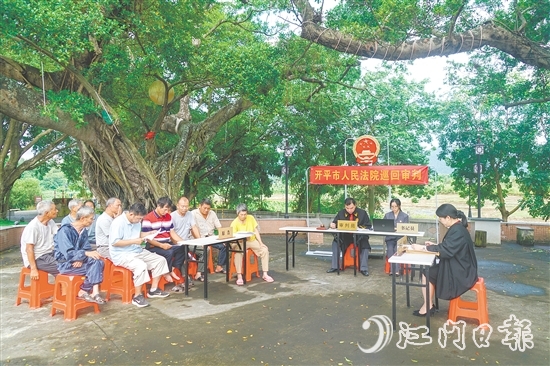 “紅棉解紛驛站”來到基層一線，土地承包糾紛在池塘旁的榕樹下得到圓滿解決。
