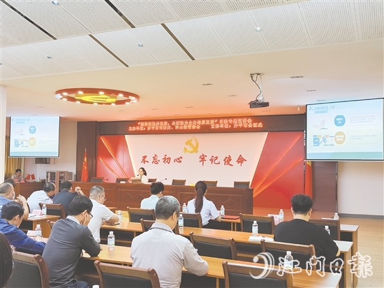 開平市公證處工作人員到翠山湖產業(yè)園開展普法宣傳。