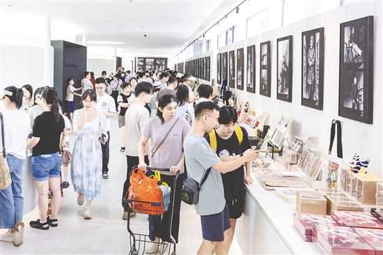 位于開平市塘口鎮(zhèn)的先鋒天下糧倉書店游人如織。