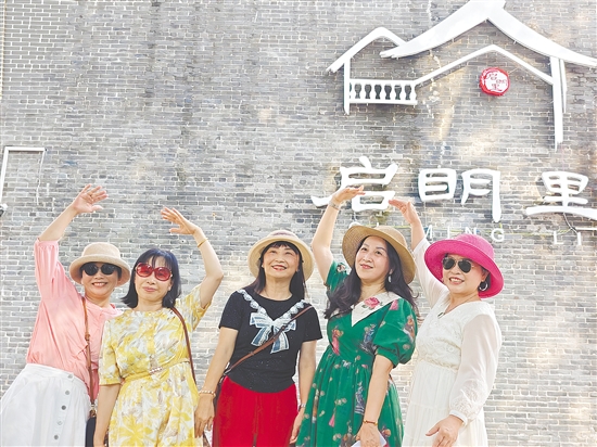 不少游客趁著假期前來蓬江區(qū)啟明里游玩打卡。