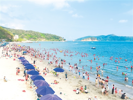 夏日炎炎，不少游客來到臺(tái)山市川島鎮(zhèn)川山群島沖浪消暑。川島鎮(zhèn)供圖