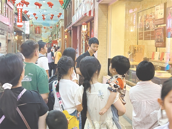 中國(guó)僑都華僑華人博物館吸引眾多市民游客前來參觀。