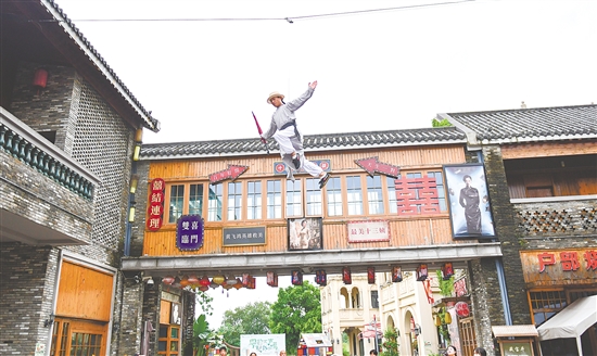 江門古勞水鄉(xiāng)旅游區(qū)《黃飛鴻與十三姨》表演。