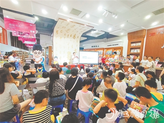 在新會(huì)新華書(shū)店舉辦的《開(kāi)心錘錘趣味百科》名家分享會(huì)吸引大批讀者參加。
