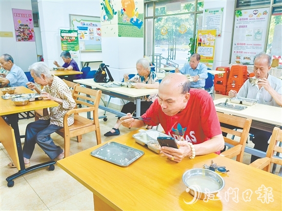 北門社區(qū)長者食堂是新會區(qū)首批建設的長者食堂之一，每天午餐時間有50多名長者用餐。