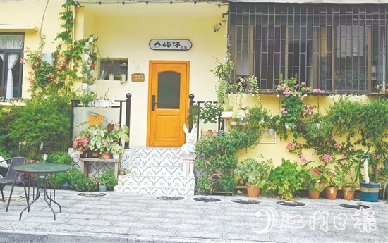 平湖路小區(qū)改造后，陸續(xù)引入咖啡店、烘焙店等新興業(yè)態(tài)。