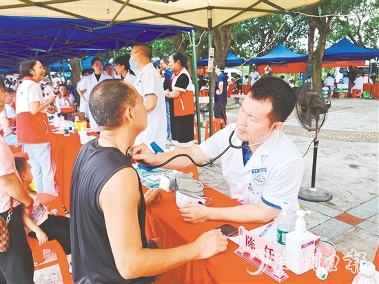 專家為市民提供專業(yè)暖心的健康服務(wù)，全天共惠及群眾800余人次。