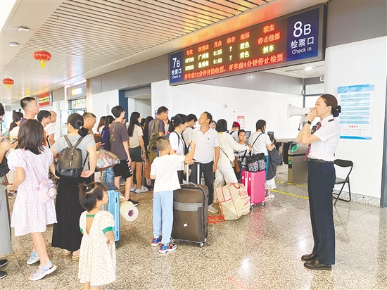 江門(mén)站做好服務(wù)保障工作，加強(qiáng)高峰時(shí)段客流疏導(dǎo)。