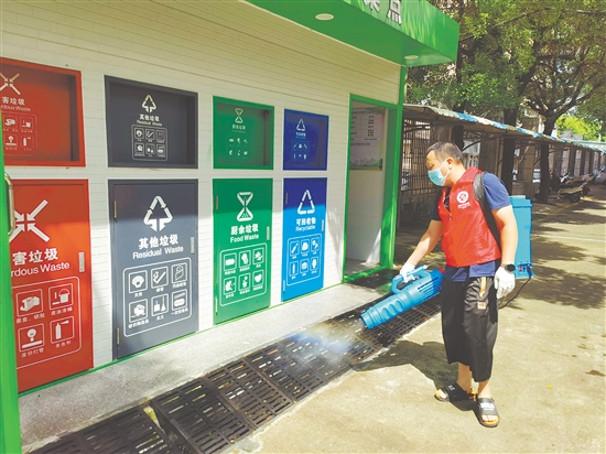 工作人員對校園及周邊蚊蟲易孳生場所進行全面消殺。