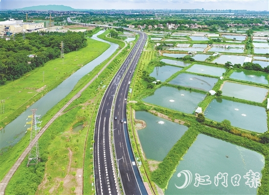 鶴山不斷完善交通路網(wǎng)布局，連接城鄉(xiāng)，推動區(qū)域協(xié)調(diào)發(fā)展。