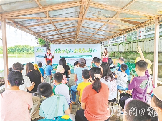 志愿者向親子家庭講解鳥類相關知識。