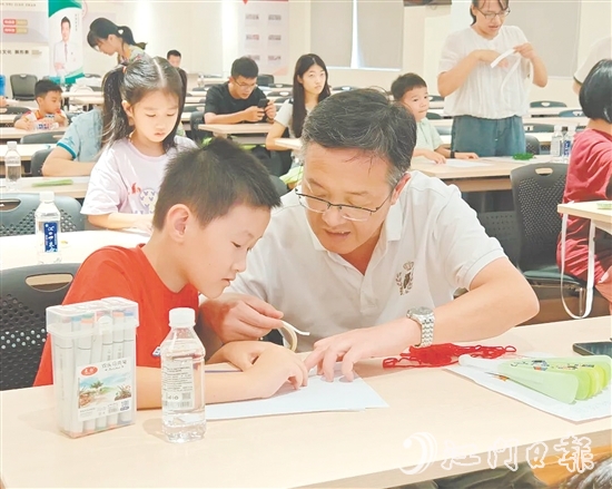 親子家庭在沙坪街道雁山社區(qū)黨群服務(wù)中心參加閱讀活動(dòng)。