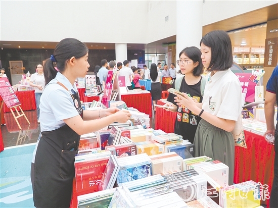 鶴山市圖書館舉辦圖書展銷及主題展活動(dòng)。