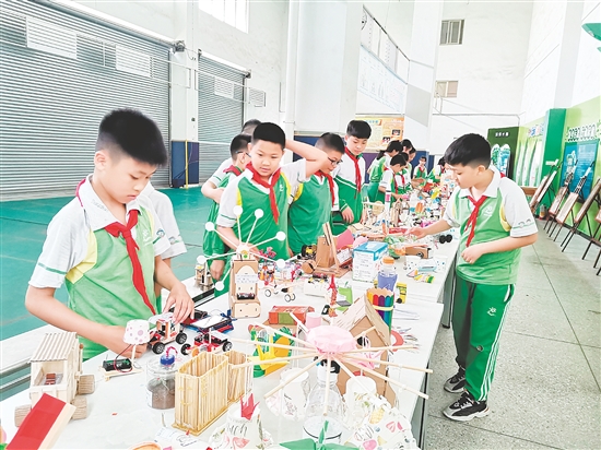 沙坪街道第三小學(xué)打造科創(chuàng)社團(tuán)，開展豐富多彩的科創(chuàng)類活動，并在日常課堂中融入科創(chuàng)元素。