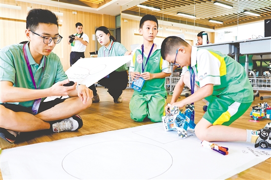 沙坪街道第三小學(xué)組織學(xué)生參加校內(nèi)外各類科創(chuàng)活動。