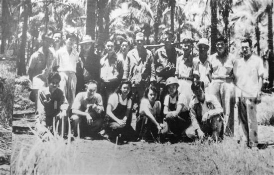 1945年4月30日，菲律賓華僑各界前線慰問團與美軍第十一空運師及“華支”戰(zhàn)士留影。