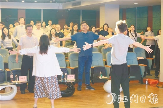 馮曉青邀請(qǐng)學(xué)員一起做解壓操。