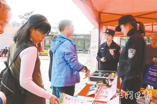 禁毒宣傳攤位上，民警為群眾答疑解惑。