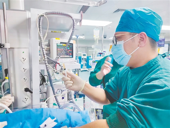 葉鑫帶領(lǐng)團隊為危重癥患兒做心包穿刺。