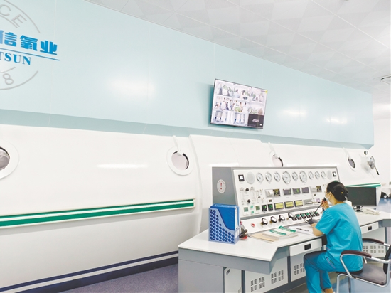 空氣加壓艙可容納16人同時治療使用。