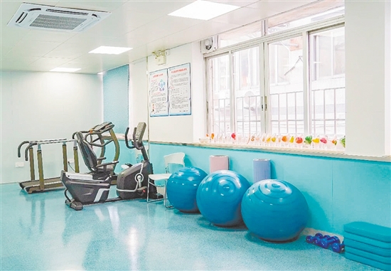 訓練指導室配備運動踏車、平板運動跑步機等訓練器械。