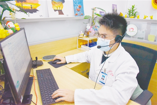 江門市24小時(shí)心理援助熱線咨詢員為來電者解答疑惑。