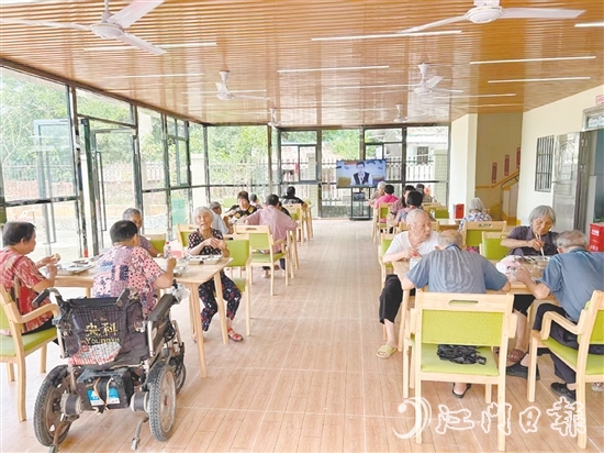 長(zhǎng)者飯?zhí)檬邱R岡鎮(zhèn)綜合養(yǎng)老服務(wù)中心最熱鬧的地方。每到中午，飯香飄滿整個(gè)大廳。
