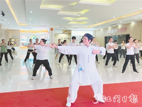 八段錦、健身操、瑜伽等健身課程成為青年的“新寵”。