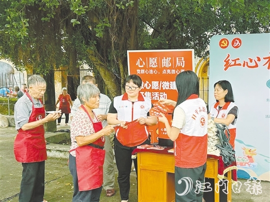 群眾到“心愿郵局”投遞“心愿卡”。