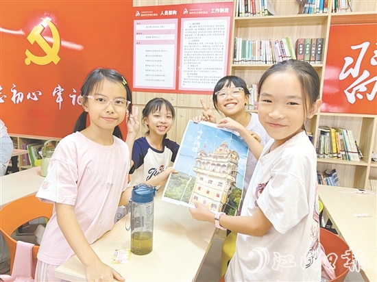 江南街道中沙社區(qū)黨群服務(wù)中心將紅色教育融入夏令營活動(dòng)，通過繪畫等活動(dòng)，讓紅色基因浸潤童心。