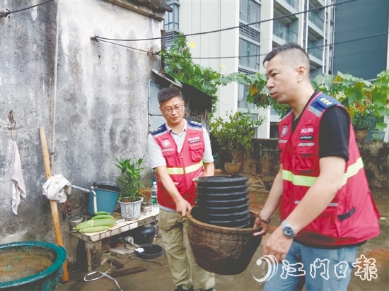 社區(qū)網(wǎng)格員幫忙搬走雜物。