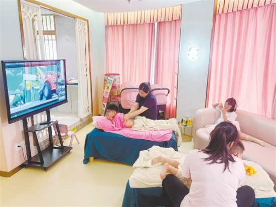 在推拿室里，專業(yè)調(diào)理師為孩子們進行推拿。