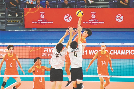 中國隊在比賽中展現(xiàn)出極強的韌性，最終以3：2戰(zhàn)勝日本隊挺進八強。