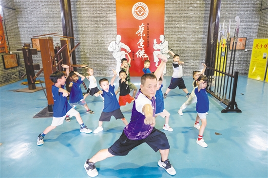 京梅村傳承發(fā)展蔡李佛文化從娃娃抓起。這里是國家級非物質(zhì)文化遺產(chǎn)蔡李佛拳的發(fā)源地，是廣東省“百千萬工程”首批典型村、省鄉(xiāng)村振興示范村。