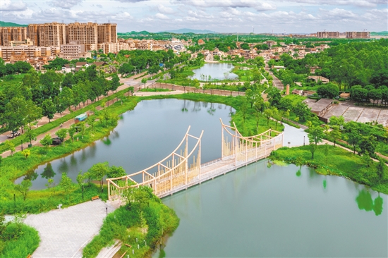 新時代公園占地面積達(dá)9萬平方米，建有生態(tài)湖、親水廣場、紅色教育區(qū)等，配套設(shè)施齊全。