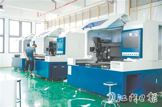 海高激光近日推出系列新產品，吸引客戶前來了解。