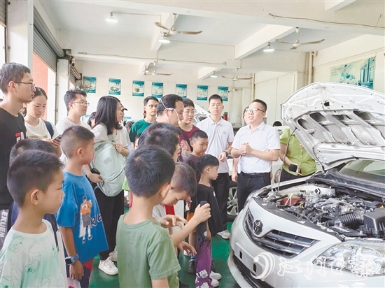 講師圍繞燃油汽車核心構(gòu)造與原理展開生動講解。