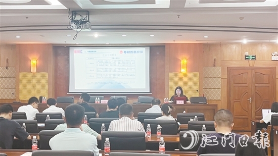 粵財(cái)普惠江門擔(dān)保公司向企業(yè)宣講金融政策。
