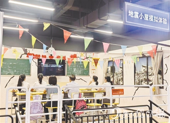 員工在地震小屋模擬體驗(yàn)過程中學(xué)習(xí)標(biāo)準(zhǔn)避險(xiǎn)動作。