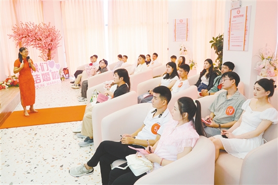 江海區(qū)民政局聯(lián)合區(qū)婦聯(lián)為新人籌備了婚姻家庭沙龍分享會(huì)。