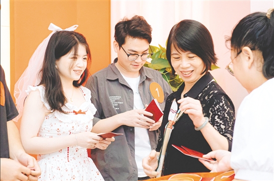 新人們參加結(jié)婚證集體頒發(fā)儀式。市民政局供圖