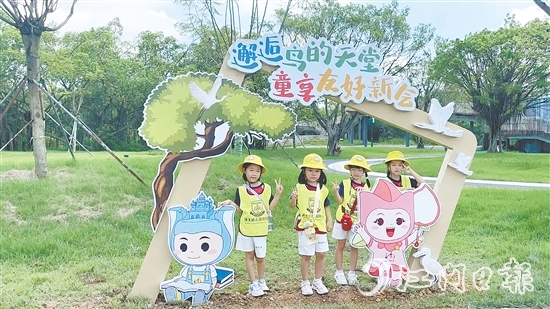 小鳥天堂國家濕地公園的互動式打卡標識成為景區(qū)熱門“打卡點”。