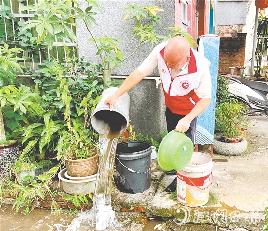 黨員志愿者逐戶排查積水容器等蚊蟲孳生地。