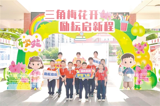 孩子們在范羅岡華盛小學門口留影，準備“心愿啟程”儀式。