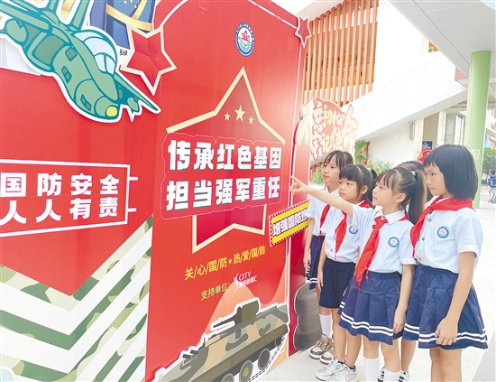 景賢小學策劃開學系列活動，讓學生通過活動領(lǐng)略強軍風采，傳承紅色基因。
