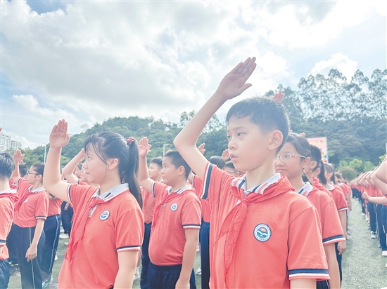 范羅岡濱江小學學生們精神抖擻迎接開學。
