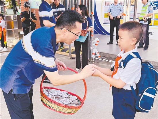 方之武為學生送上一份特殊的“本草萌新成長禮包”。