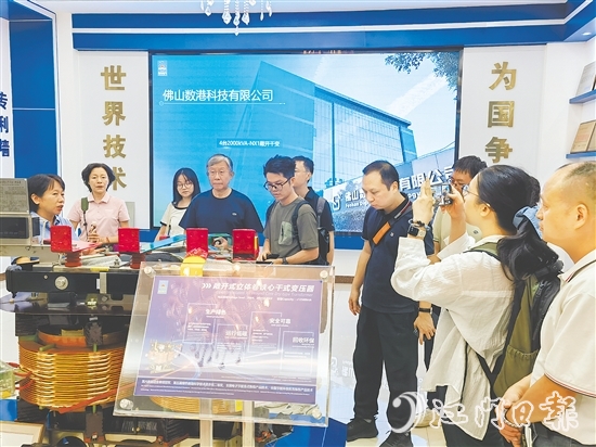 媒體記者、專家學(xué)者深入企業(yè)采訪調(diào)研，感受開(kāi)平科技企業(yè)的魅力。