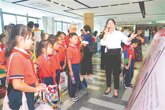 學(xué)生參觀江門抗戰(zhàn)歷史專題巡回展，了解江門烽火歲月，銘記抗戰(zhàn)歷史。郭永樂